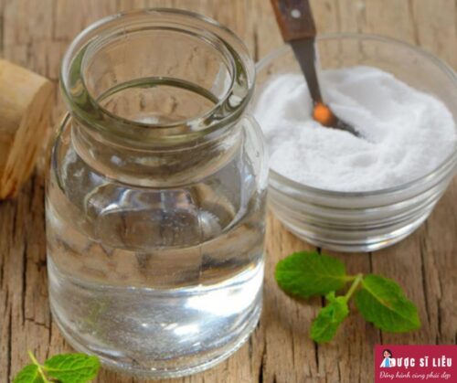 Trị viêm vùng kín bằng nước muối ấm để ngâm vùng chậu